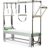 Elina Pilates Classic Cadillac aus Aluminium – Schrägansicht mit Trapezrahmen und Polster in Grün