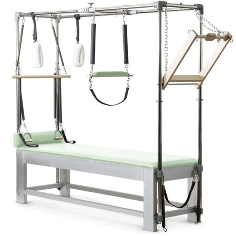 Elina Pilates Classic Cadillac aus Aluminium – Schrägansicht mit Trapezrahmen und Polster in Grün
