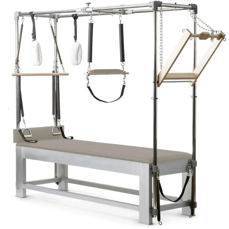 Elina Pilates Classic Cadillac aus Aluminium – Schrägansicht mit Trapezrahmen und Polster in Mokka