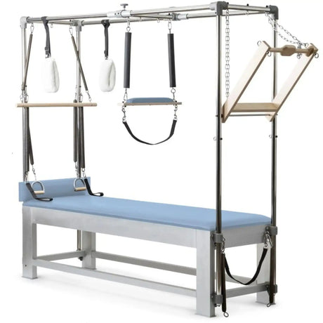 Elina Pilates Classic Cadillac aus Aluminium – Schrägansicht mit Trapezrahmen und Polster in Ozeanblau