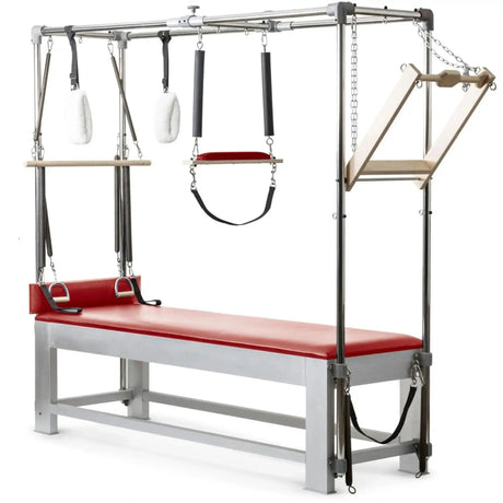 Elina Pilates Classic Cadillac aus Aluminium – Schrägansicht mit Trapezrahmen und Polster in Rot