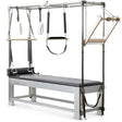 Elina Pilates Classic Cadillac aus Aluminium – Schrägansicht mit Trapezrahmen und Polster in Schwarz