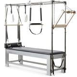 Elina Pilates Classic Cadillac aus Aluminium – Schrägansicht mit Trapezrahmen und Polster in Schwarz