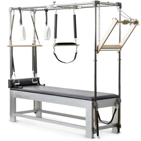 Elina Pilates Classic Cadillac aus Aluminium – Schrägansicht mit Trapezrahmen und Polster in Schwarz