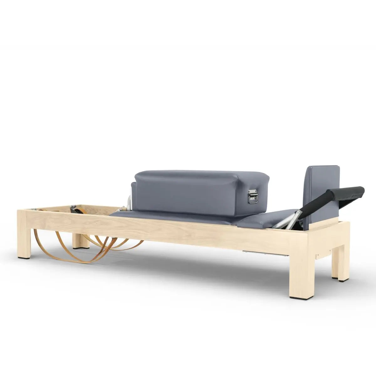 Elina Pilates Classic Reformer aus Ahornholz mit grauem Polster und Sitzbox, Schrägansicht