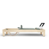 Elina Pilates Classic Reformer aus Ahornholz mit Polster in Eisblau, Seitenansicht