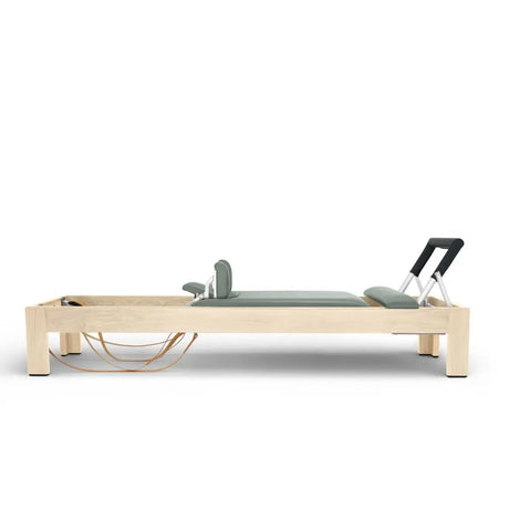 Elina Pilates Classic Reformer aus Ahornholz mit Polster in Eisblau, Seitenansicht