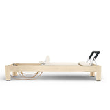 Elina Pilates Classic Reformer aus Ahornholz mit hellem Polster in Elfenbein, Seitenansicht