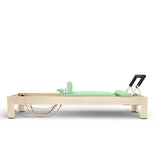 Elina Pilates Classic Reformer aus Ahornholz mit grünem Polster, Seitenansicht