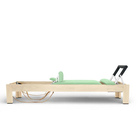 Elina Pilates Classic Reformer aus Ahornholz mit grünem Polster, Seitenansicht