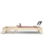 Elina Pilates Classic Reformer aus Ahornholz mit Polster in Mokka, Seitenansicht