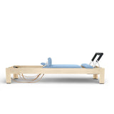 Elina Pilates Classic Reformer aus Ahornholz mit Polster in Ozeanblau, Seitenansicht