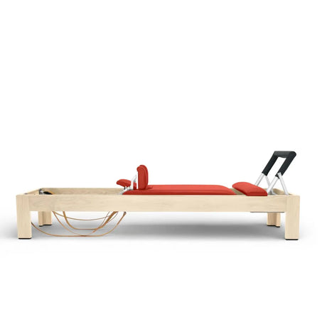 Elina Pilates Classic Reformer aus Ahornholz mit rotem Polster, Seitenansicht