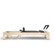 Elina Pilates Classic Reformer aus Ahornholz mit schwarzem Polster, Seitenansicht