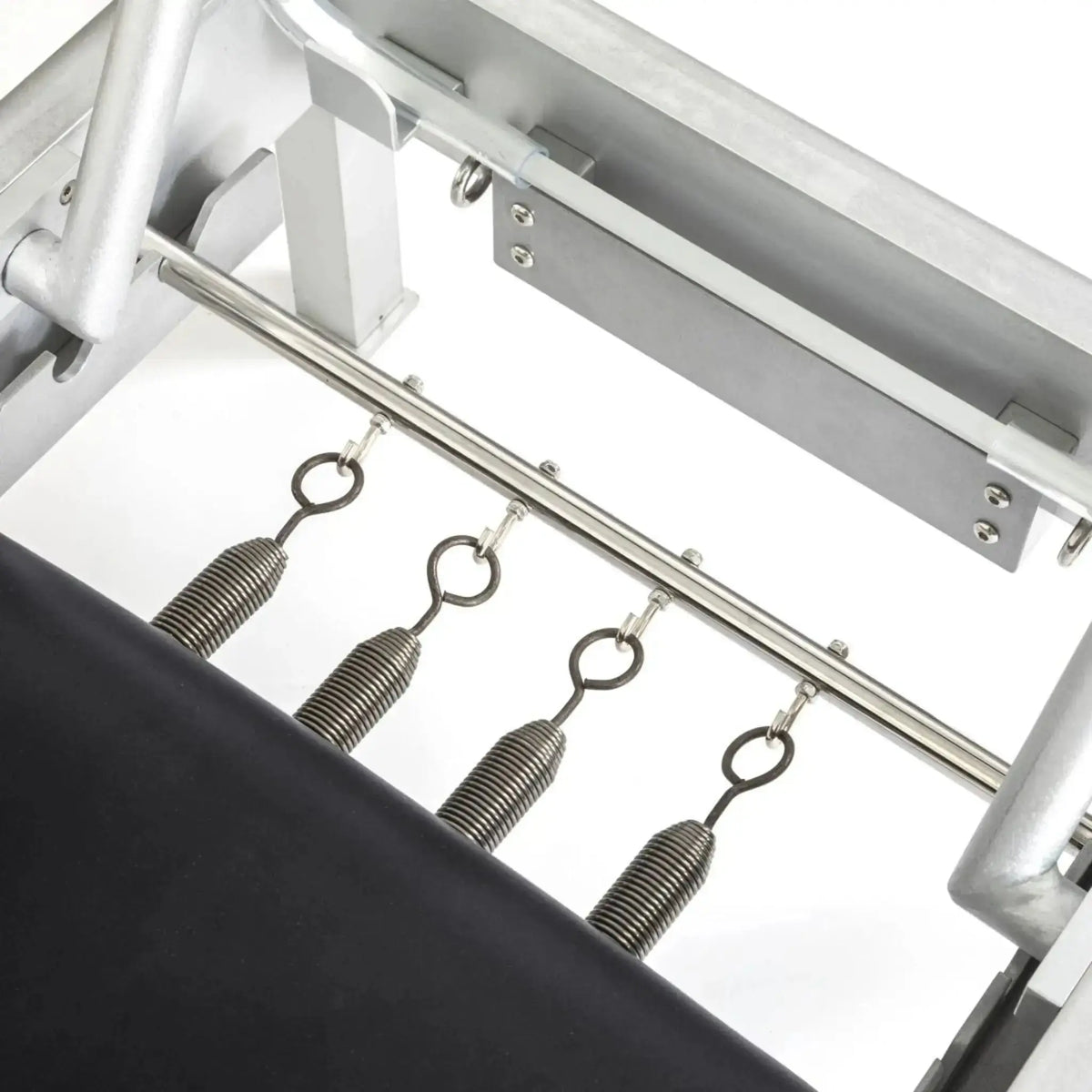 Elina Pilates Classic Reformer aus Aluminium, Detail der Federn und der Federstange