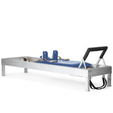Elina Pilates Classic Reformer aus Aluminium, Polster in Blau, Schrägansicht