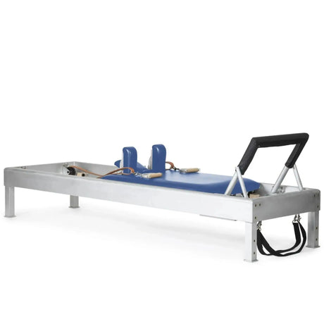 Elina Pilates Classic Reformer aus Aluminium, Polster in Blau, Schrägansicht