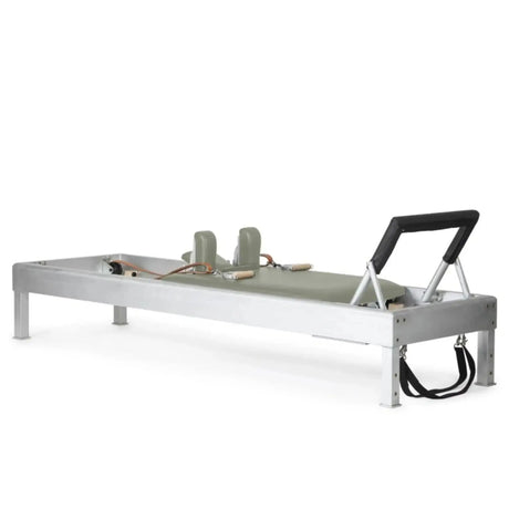Elina Pilates Classic Reformer aus Aluminium, Polster in Eisblau, Schrägansicht