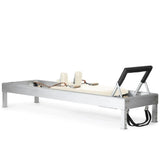 Elina Pilates Classic Reformer aus Aluminium, Polster in Elfenbein, Schrägansicht