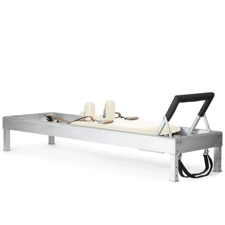 Elina Pilates Classic Reformer aus Aluminium, Polster in Elfenbein, Schrägansicht