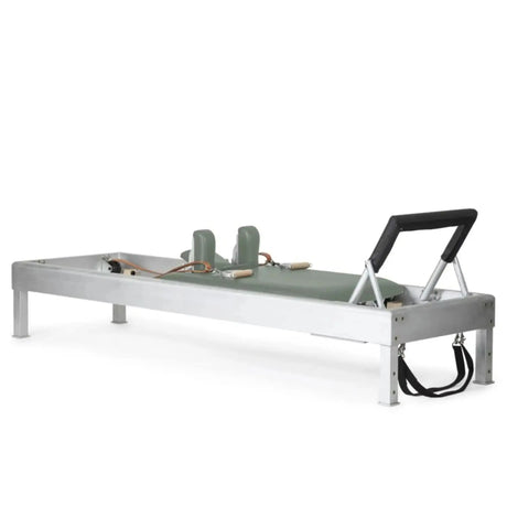 Elina Pilates Classic Reformer aus Aluminium, Polster in Eukalyptus, Schrägansicht