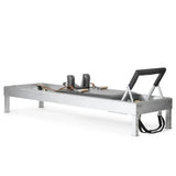 Elina Pilates Classic Reformer aus Aluminium, Polster in Grau, Schrägansicht