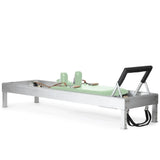 Elina Pilates Classic Reformer aus Aluminium, Polster in Grün, Schrägansicht