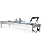 Elina Pilates Classic Reformer aus Aluminium, Polster in Ozeanblau, Schrägansicht