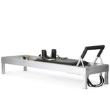 Elina Pilates Classic Reformer aus Aluminium, Polster in Schwarz, Schrägansicht