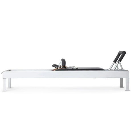 Elina Pilates Classic Reformer aus Aluminium, Seitenansicht mit flachem Rahmen