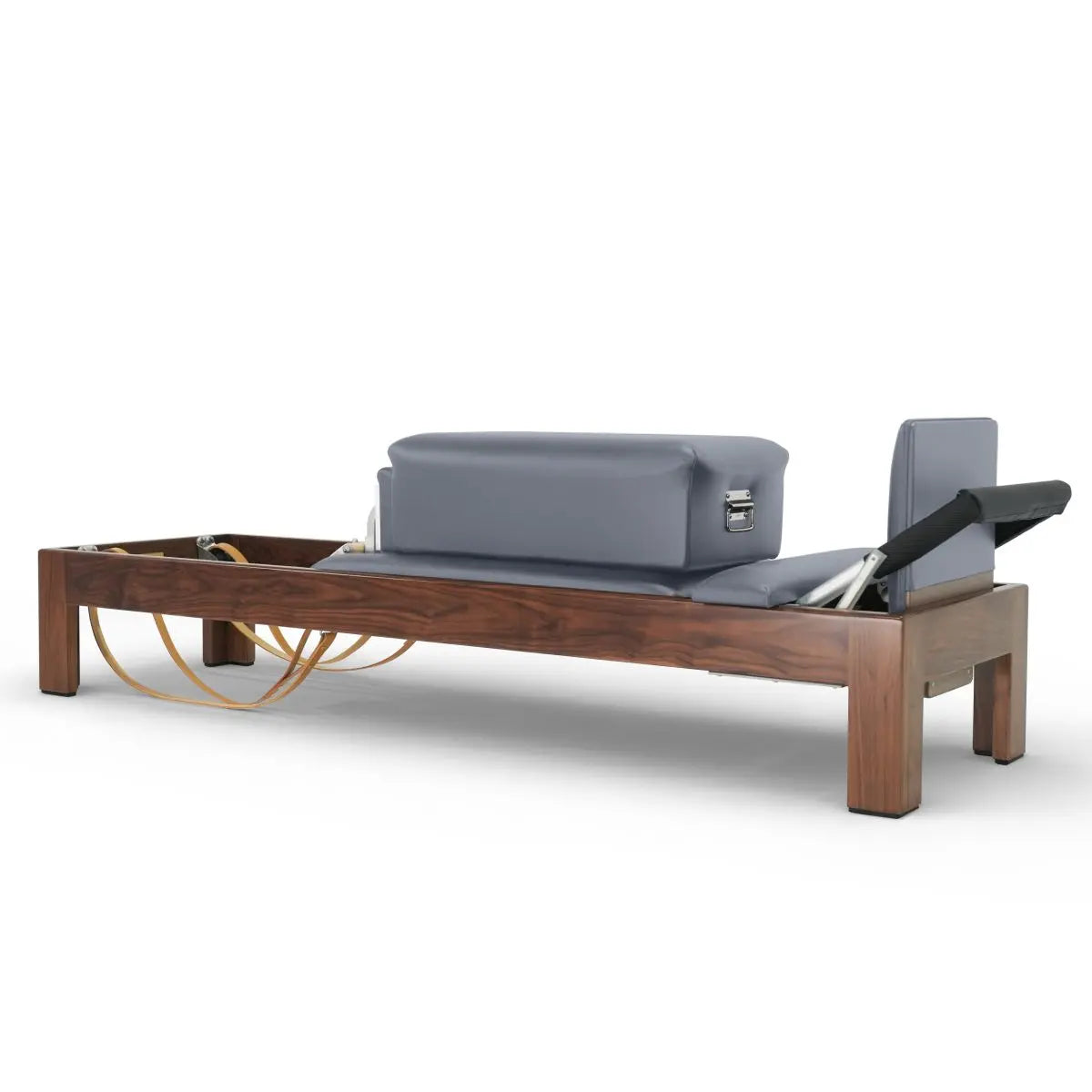 Elina Pilates Classic Reformer aus Walnussholz mit Polstern in Grau, Seitenansicht vor weißem Hintergrund