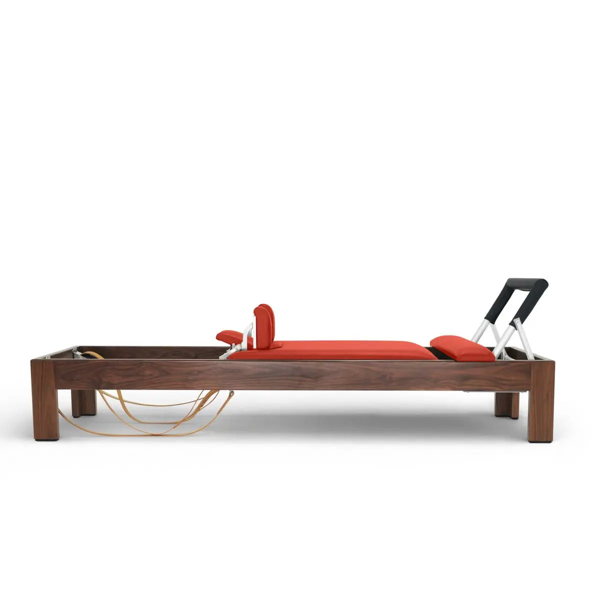 Elina Pilates Classic Reformer aus Walnussholz mit Polstern in Rot, Seitenansicht vor weißem Hintergrund