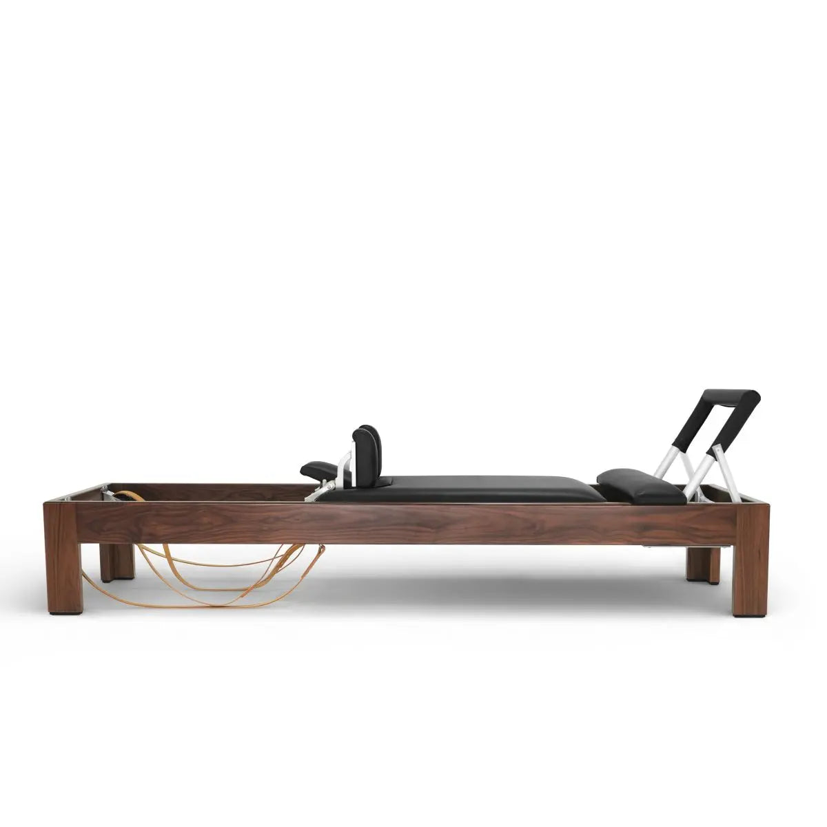 Elina Pilates Classic Reformer aus Walnussholz mit Polstern in Schwarz, Seitenansicht vor weißem Hintergrund