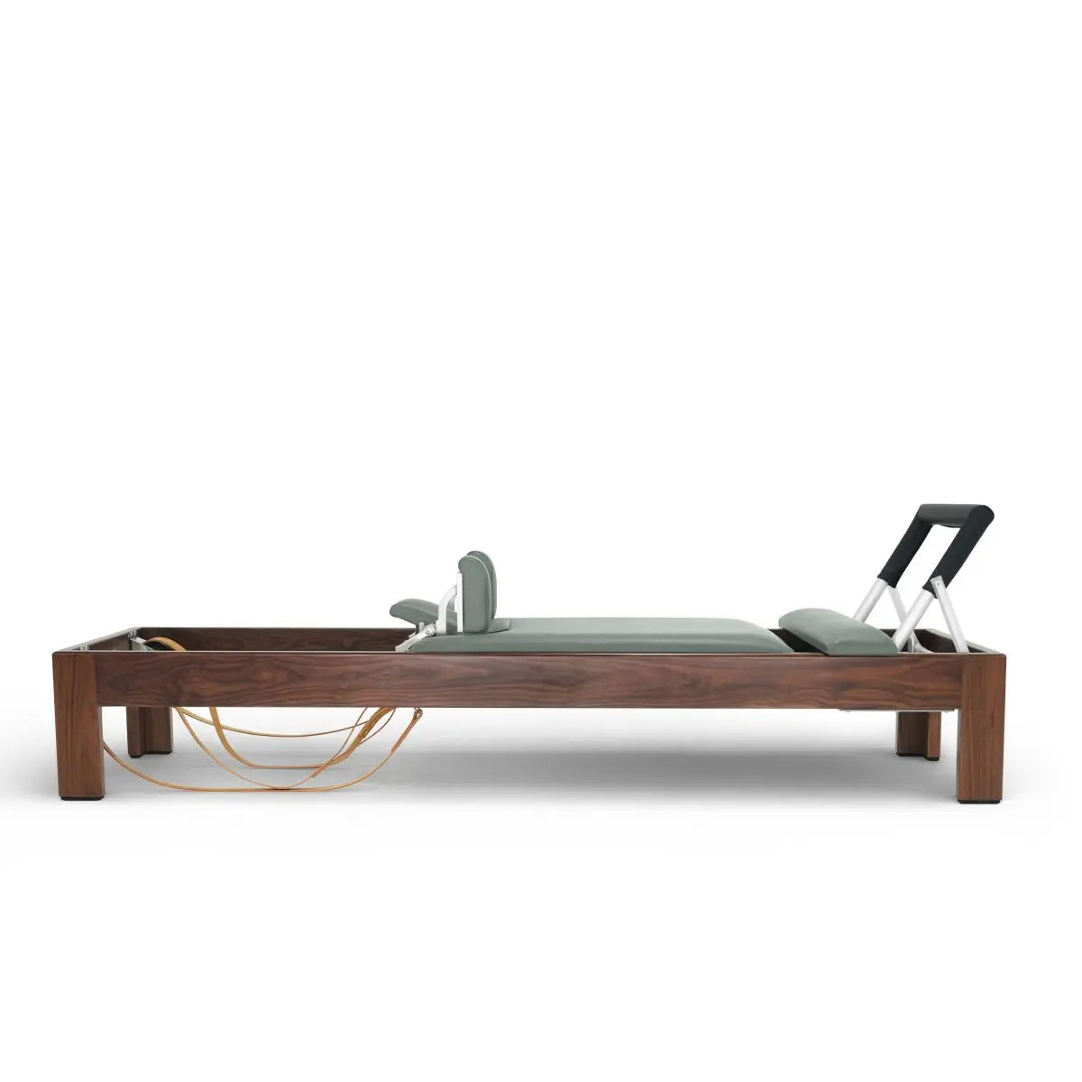 Elina Pilates Classic Reformer aus Walnussholz, Seitenansicht mit Holzrahmen, Federn und Fußstange
