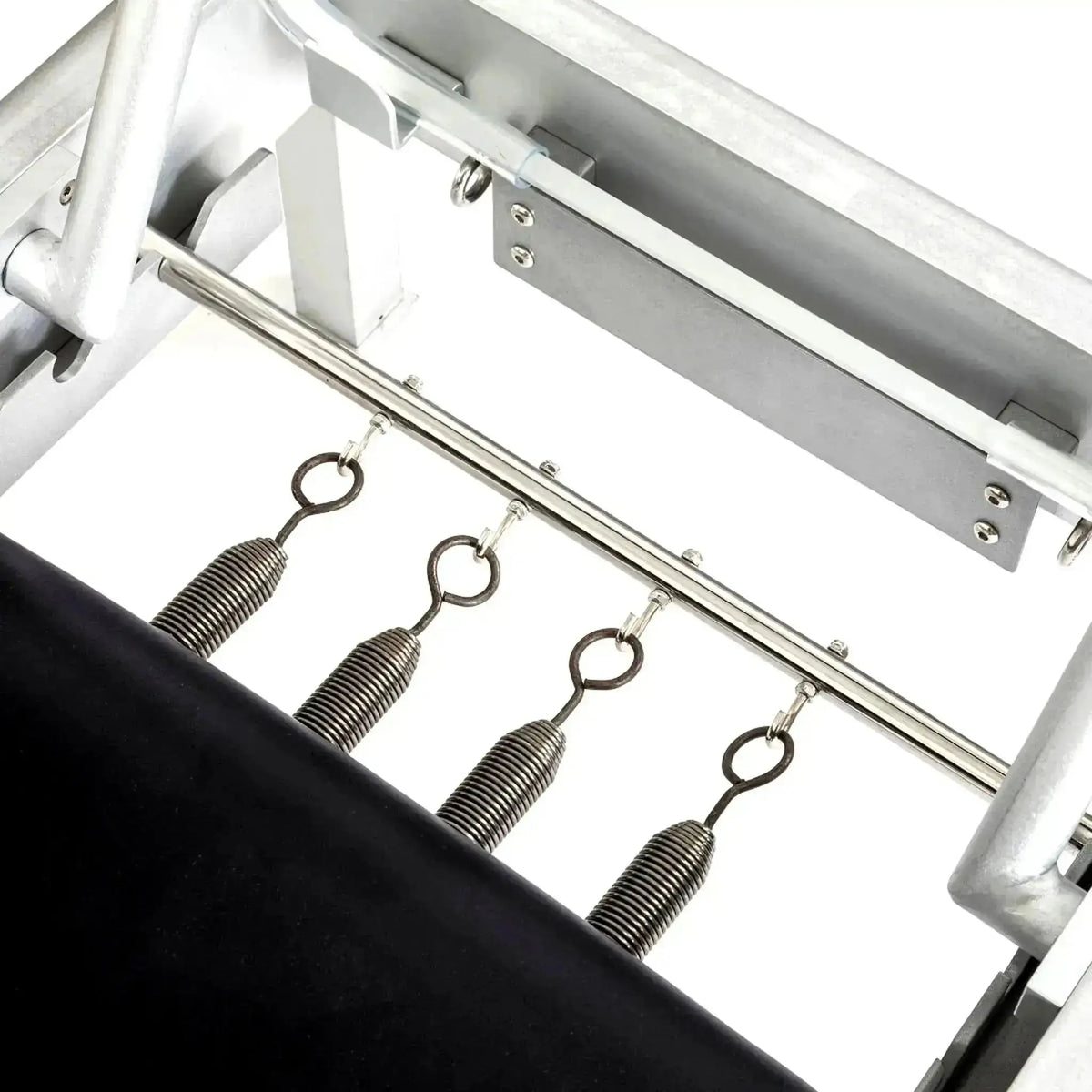 Elina Pilates Classic Reformer mit Tower aus Aluminium – Detail der Federn an der Einhängestange