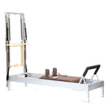 Elina Pilates Classic Reformer mit Tower aus Aluminium – Seitenansicht mit Polstern in Altrosa, freigestellt vor weißem Hintergrund