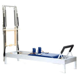 Elina Pilates Classic Reformer mit Tower aus Aluminium – Seitenansicht mit Polstern in Blau, freigestellt vor weißem Hintergrund