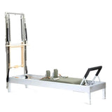 Elina Pilates Classic Reformer mit Tower aus Aluminium – Seitenansicht mit Polstern in Eisblau, freigestellt vor weißem Hintergrund