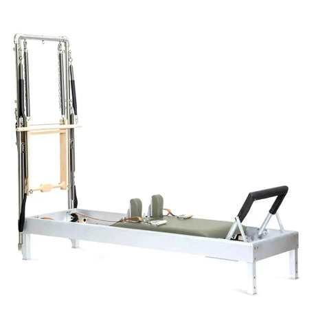 Elina Pilates Classic Reformer mit Tower aus Aluminium – Seitenansicht mit Polstern in Eisblau, freigestellt vor weißem Hintergrund