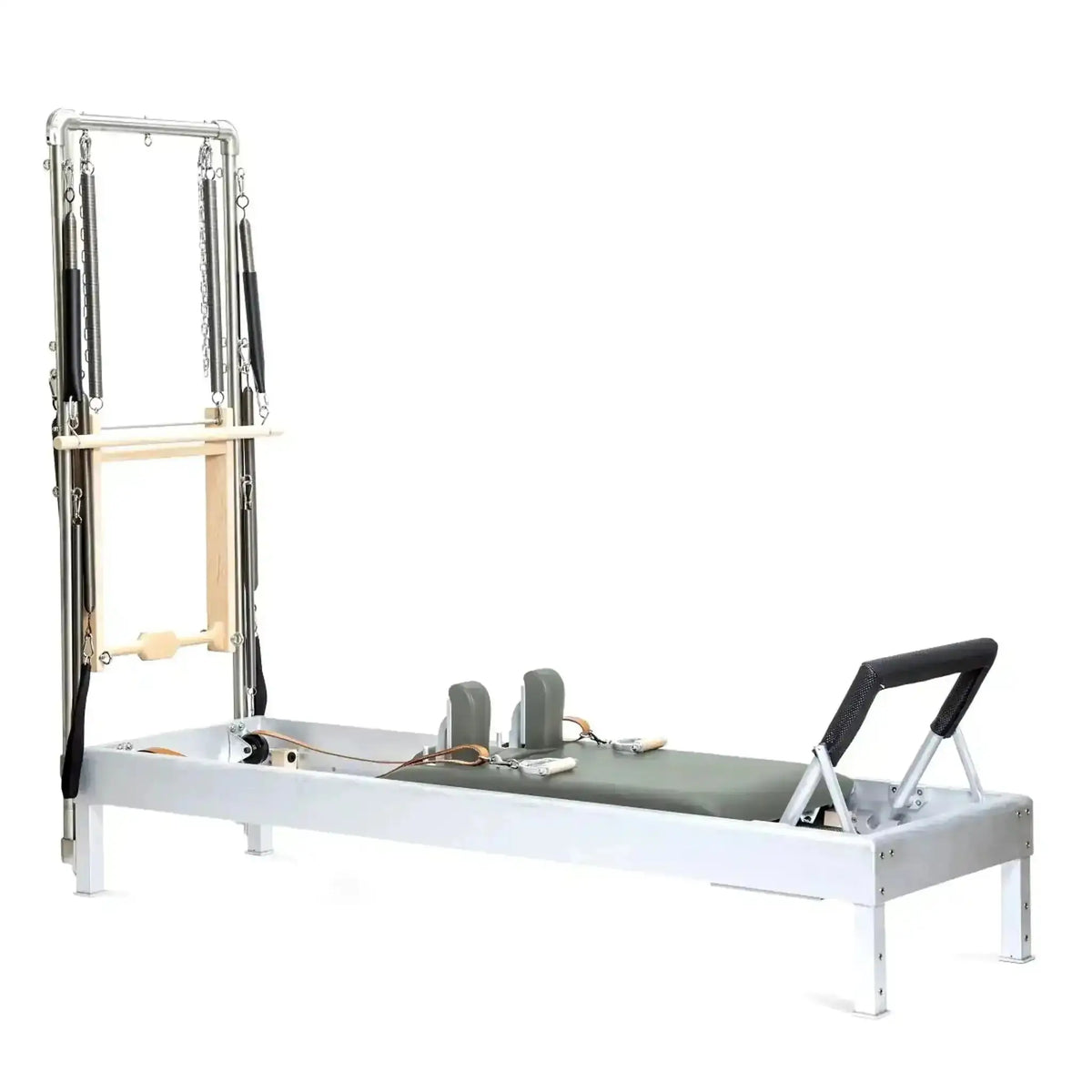 Elina Pilates Classic Reformer mit Tower aus Aluminium – Seitenansicht mit Polstern in Eukalyptus, freigestellt vor weißem Hintergrund