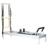 Elina Pilates Classic Reformer mit Tower aus Aluminium – Seitenansicht mit Polstern in Grau, freigestellt vor weißem Hintergrund