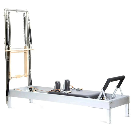 Elina Pilates Classic Reformer mit Tower aus Aluminium – Seitenansicht mit Polstern in Grau, freigestellt vor weißem Hintergrund