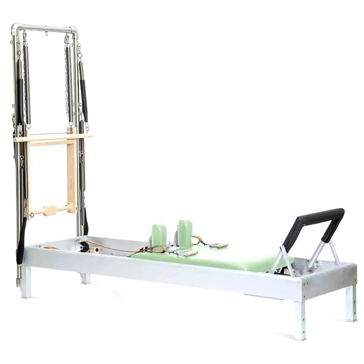 Elina Pilates Classic Reformer mit Tower aus Aluminium – Seitenansicht mit Polstern in Grün, freigestellt vor weißem Hintergrund