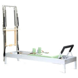 Elina Pilates Classic Reformer mit Tower aus Aluminium – Seitenansicht mit Polstern in Grün, freigestellt vor weißem Hintergrund