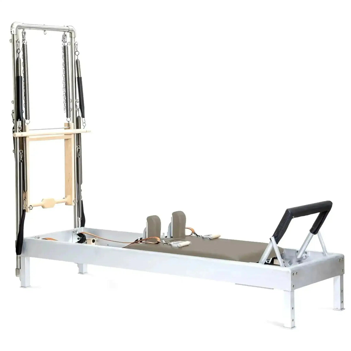 Elina Pilates Classic Reformer mit Tower aus Aluminium – Seitenansicht mit Polstern in Mokka, freigestellt vor weißem Hintergrund