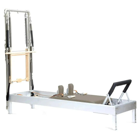Elina Pilates Classic Reformer mit Tower aus Aluminium – Seitenansicht mit Polstern in Mokka, freigestellt vor weißem Hintergrund