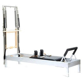 Elina Pilates Classic Reformer mit Tower aus Aluminium – Seitenansicht mit Polstern in Schwarz, freigestellt vor weißem Hintergrund
