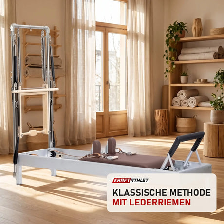Elina Pilates Classic Reformer mit Tower aus Aluminium in einem hellen Pilates-Studio mit Holz und Leinen