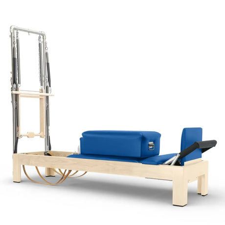 Elina Pilates Classic Reformer mit Tower aus Ahornholz mit Polstern in Blau, Seitenansicht vor weißem Hintergrund