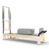 Elina Pilates Classic Reformer mit Tower aus Ahornholz mit Polstern in Eisblau, Seitenansicht vor weißem Hintergrund